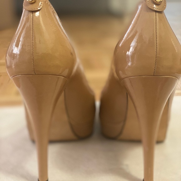 Stuart Weitzman Nude Peep Toe Pumps with Platform - Picture 3 of 6